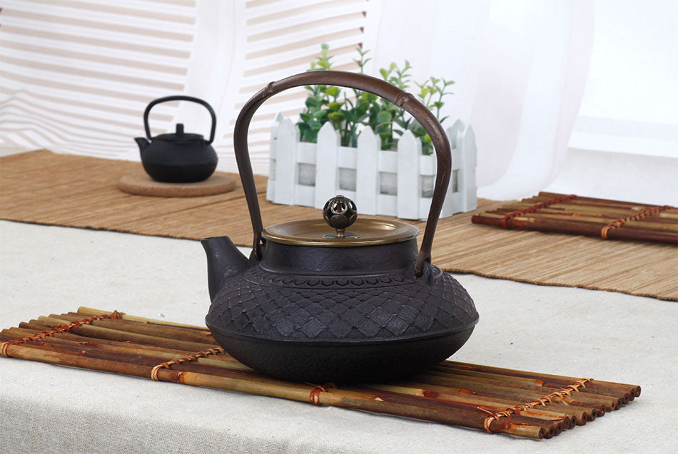 Exquisitely Designed Cast Iron Kettle with Lid