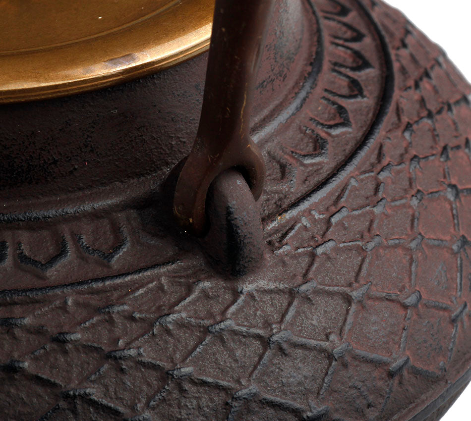 Exquisitely Designed Cast Iron Kettle with Lid